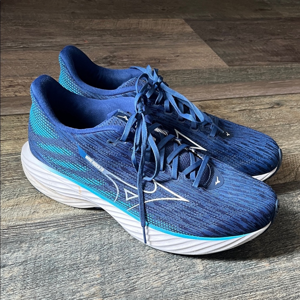 Mizuno Wave Rider 28 in “Estate Blue/White”